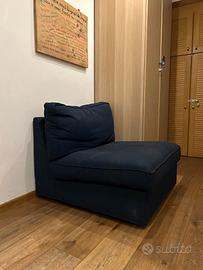 Poltrona blu ampia con cuscino