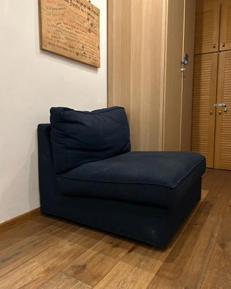Poltrona blu ampia con cuscino