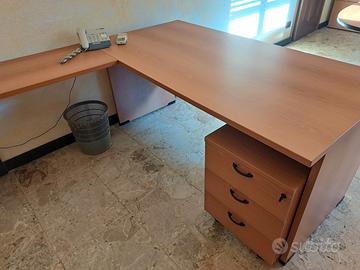 Scrivania da ufficio con angolare e cassetti.