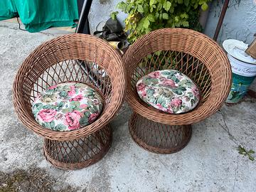 Due sedie in vimini una botte 2 bauli