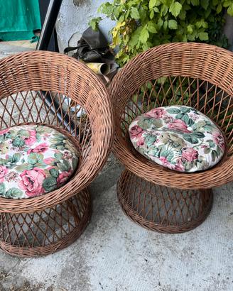 Due sedie in vimini una botte 2 bauli