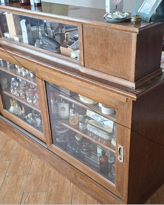 antico bancone da farmacia