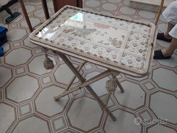 Tavolino con elementi in seta