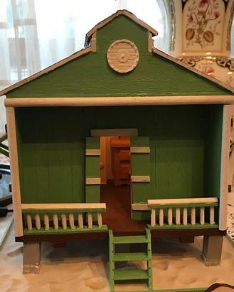 Casetta/Palafitta in miniatura illuminata.