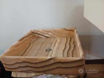 Lavabo in onice da appoggio