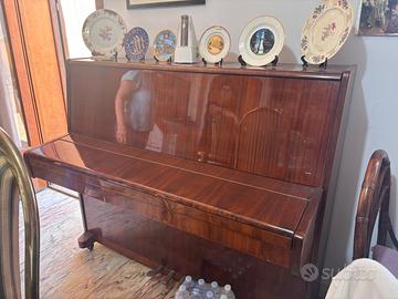 Pianoforte con sgabello in noce