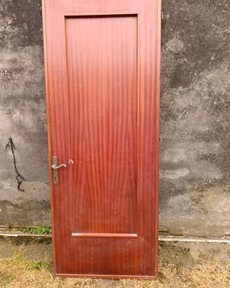 Porta con telaio.