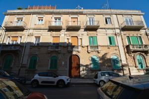 VIA DEI MILLE - Locale cantinato in palazzo d'epoc