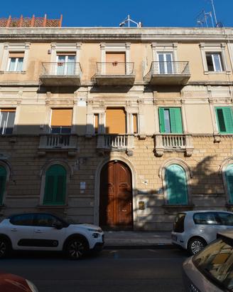 VIA DEI MILLE - Locale cantinato in palazzo d'epoc