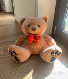 Orsetto peluche grande con fiocco rosso