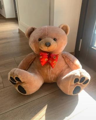 Orsetto peluche grande con fiocco rosso