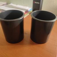 due portapenne in plastica nera