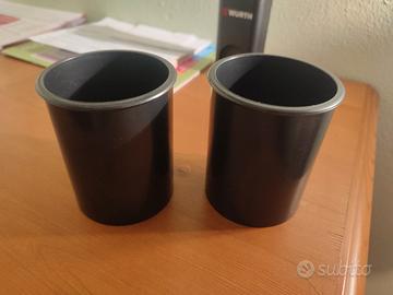 due portapenne in plastica nera