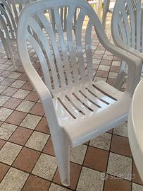 Sedie e tavoli bianchi