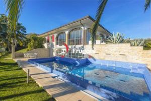 PRESTIGIOSA VILLA CON VISTA LAGO E PISCINA