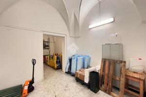 NEGOZIO A TARANTO