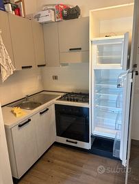 Cucina angolare completa con elettrodomestici