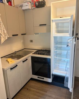 Cucina angolare completa con elettrodomestici