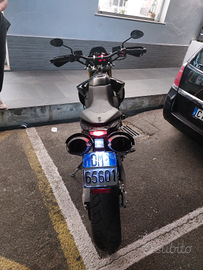 Moto tenuta da.amatore