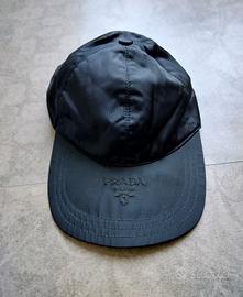 Cappello nero con visiera Prada regolabile