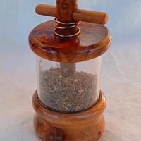 macina erbe o spezie in legno d'ulivo 
