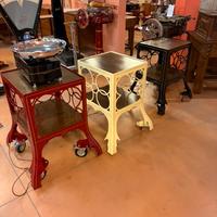 Tavolini restaurati con ruote per affettatrice