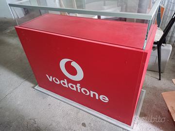 Vetrina esposizione telefonini Vodafone