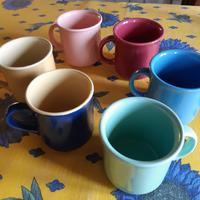 servizio tazze colorate