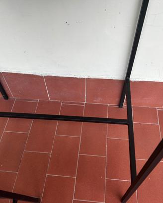 Tavolo in ferro con sgabbelli