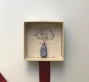 Ciondolo in cianite blu naturale. Catena 25,5 cm