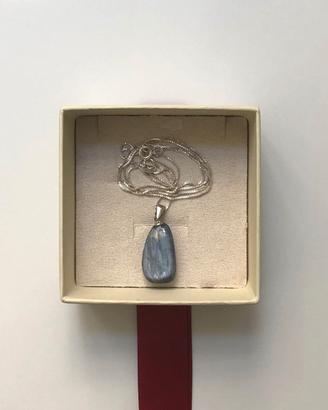 Ciondolo in cianite blu naturale. Catena 25,5 cm