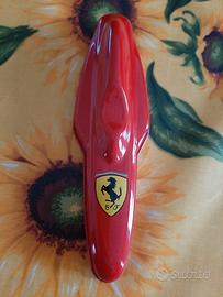 Scatola Ferrari astuccio portapenna in metallo.