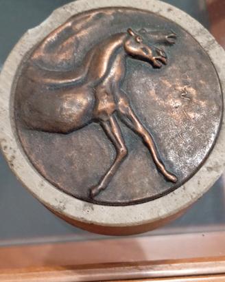 ferma carta con cavallo di bronzo 