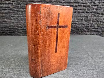 Antico reliquiario porta rosario in legno a forma 