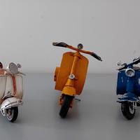 Modellini di Vespa in ferro.