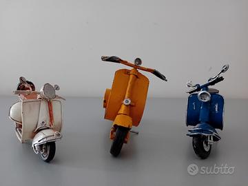 Modellini di Vespa in ferro.