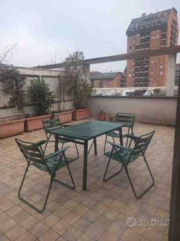 Attico circondato da grande terrazza