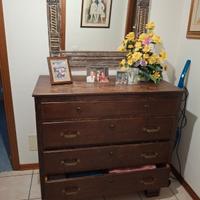 Tavolo in legno e comò con specchio