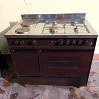 cucina a gas ed elettrica con forno elettrico 