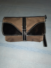 Pochette da donna con finiture di colore nero