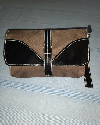 Pochette da donna con finiture di colore nero