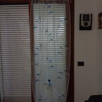 Coppia di tende per finestra e una tenda per porta