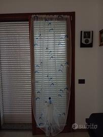 Coppia di tende per finestra e una tenda per porta