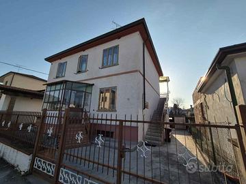 MONFALCONE Tricamere in bifamiliare con corte