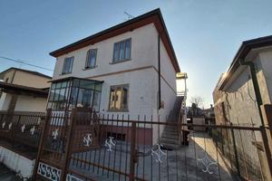 MONFALCONE Tricamere in bifamiliare con corte