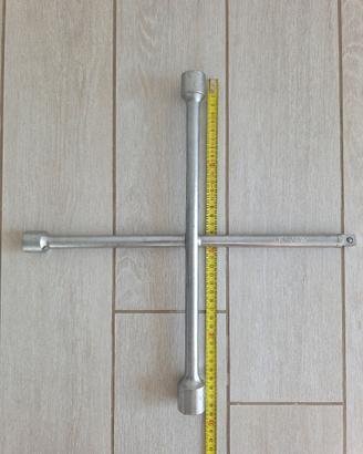 Chiave a croce Beta 979 per dadi ruote auto