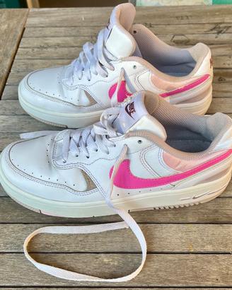 Scarpe Nike -  bianche con logo rosa – Taglia 38