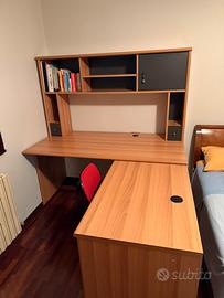 Scrivania in legno con cassettiera