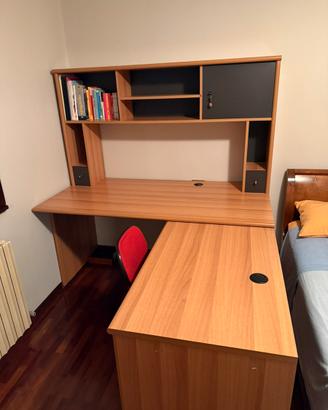 Scrivania in legno con cassettiera