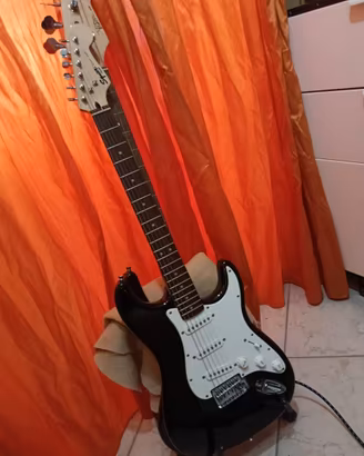 FENDER STRATOCASTER SQUIER BULLET 2015